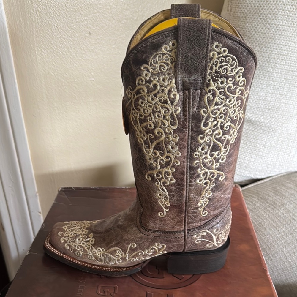 Brown Western Cowboy Boots with Cream Embroidery NEW